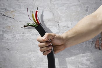 Як зрозуміти, що проводку в квартирі потрібно міняти
