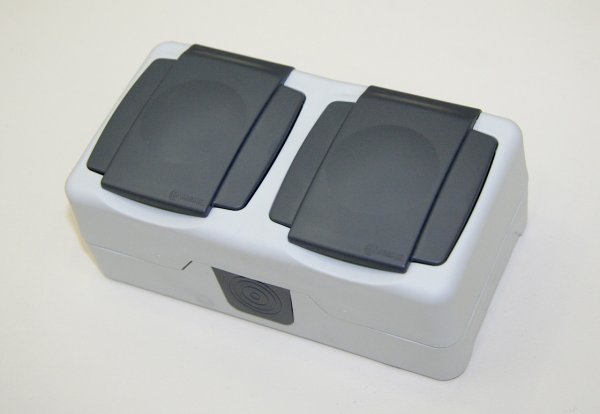 Розетка 2-на з заземленням та кришкою IP44 сірий 37064201 Makel