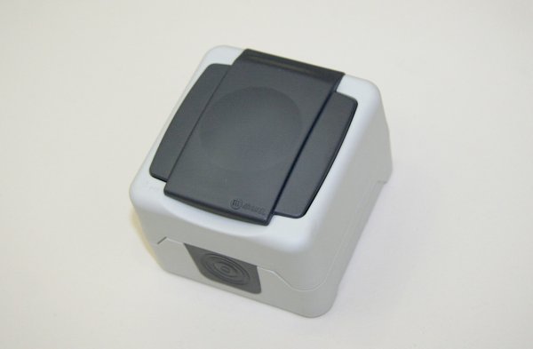 Розетка з заземленням та кришкою IP44 37064029 Makel