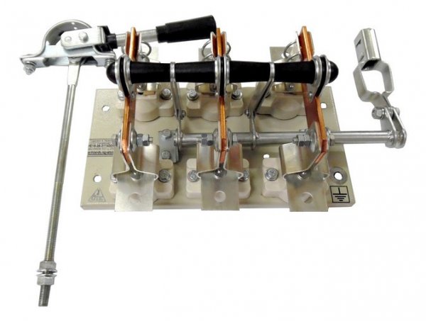 Разъединитель РЕ 19-31-311400 100А 3Р левый со смещенным приводом