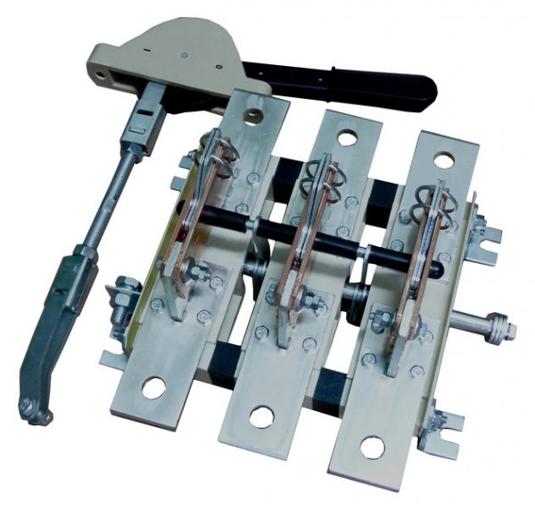 Роз'єднувач РЄ 19-39-311400 630А 3Р правий зі зміщеним приводом на ізоляційних секціях (ІС)