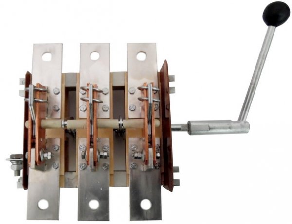 Разъединитель РЕ 19-39-311500 630А 3Р левый с боковой смещенной рукояткой на изоляционных секциях (ИС)