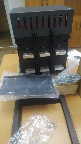 TSW8-2000F Повітряний вимикач стаціонарний RS485 TSW8-2000F 2000A 3P Icu65kA Ics50kA Ig 0,2-1In Ir 0,4-1In Isd 0,4-15In напруга 400/690В TOSUNLux