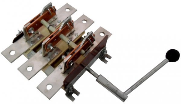 Разъединитель РЕ 19-39-311500 630А 3Р левый с боковой смещенной рукояткой на изоляционных секциях (ИС)