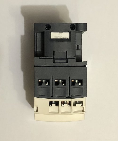 Контактор Schneider LC1D09F7 9А катушка 110В 1NO+1NC